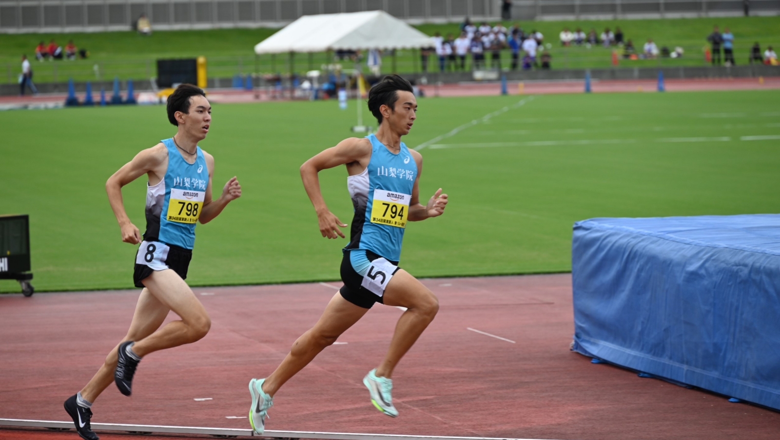 中央:寺西満輝(スポーツ科学部2022年度入学)関東学生新人陸上800m優勝、2023年度学生ランキング9位 左:米田拓海(スポーツ科学部2022年度入学)、関東学生新人陸上800m3位
