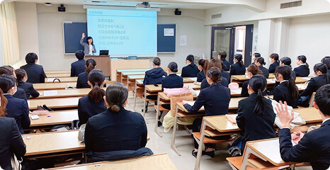学内官公庁説明会の様子